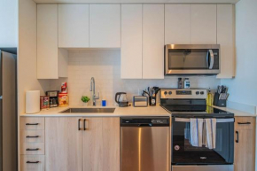 Elegant Studio - Modern HighRise DT, Pool, Gym, Parking